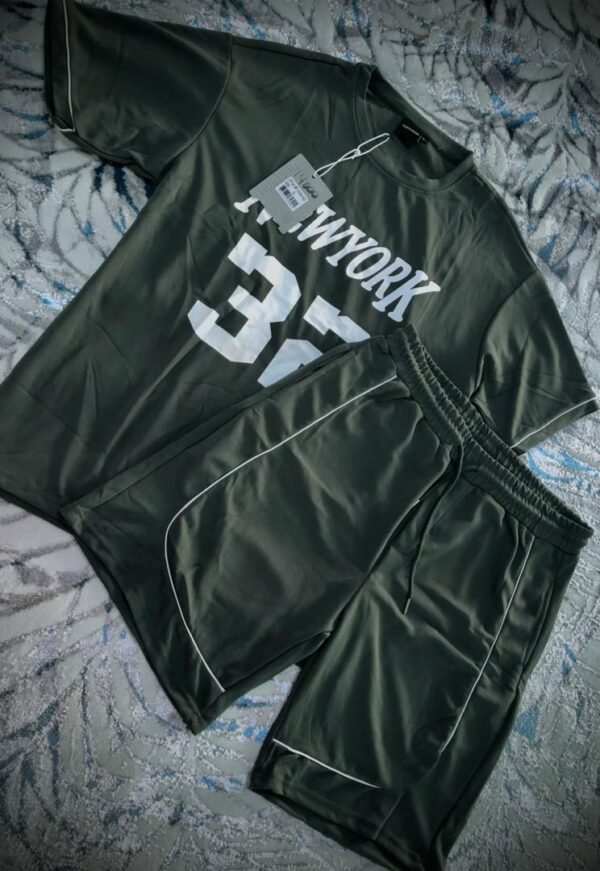 Conjunto de ropa para hombre incluye una camiseta y shorts deportivos de color verde oscuro