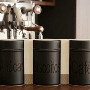 Juego de botes de almacenamiento de cocina de metal estilo vintage, diseñado para organizar productos secos como azúcar, café y galletas.