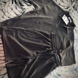 Conjunto deportivo para hombre incluye una camisa polo de manga corta y pantalones cortos a juego en color gris, ideal para un estilo casual o de entrenamiento.