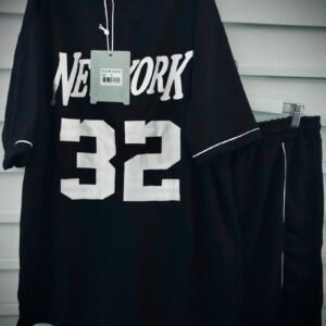 Conjunto de moda inspirada en las camisetas de béisbol de los New York Black Yankees de 1939, que presenta el nombre del equipo y el número 32 en el pecho