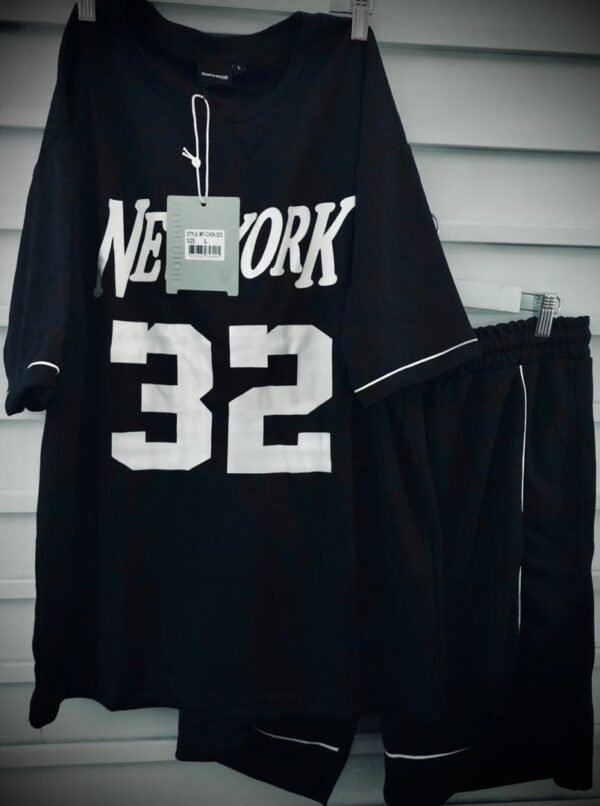 Conjunto de moda inspirada en las camisetas de béisbol de los New York Black Yankees de 1939, que presenta el nombre del equipo y el número 32 en el pecho