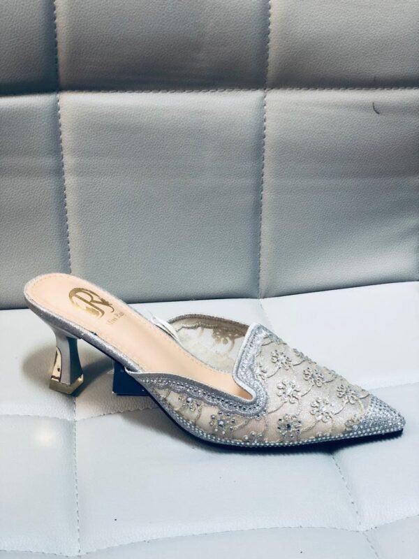 Zapatillas de mujer tipo mule con tacón adornadas con encaje