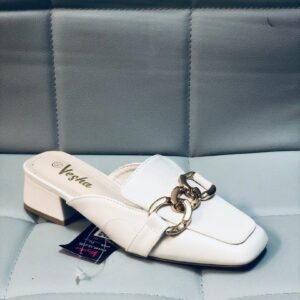 Sandalias de mujer con estilo casual con tacón bajo y detalle de cadena dorada.
