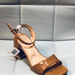 Sandalia con tacón de bloque y pulsera al tobillo es similar a los diseños slingback de alta gama que combinan elegancia y comodidad.