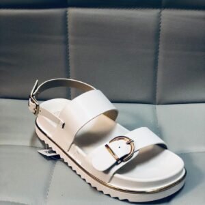 Sandalia de plataforma para mujer con tiras ajustables, una hebilla metálica decorativa y una suela ligera.