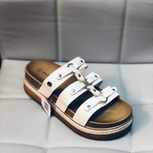 Sandalia con plataforma es un modelo de calzado de la marca Umapsu.