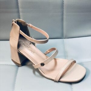 Sandalias de tacón con diseño con múltiples tiras y un tacón bloque de altura media.