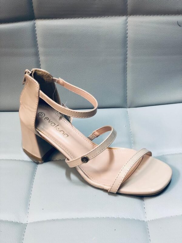 Sandalias de tacón con diseño con múltiples tiras y un tacón bloque de altura media.