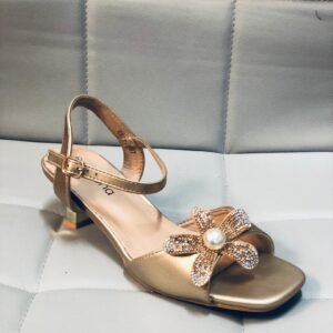 Sandalia de tacón con diseño elegante con pedrería floral y perla.