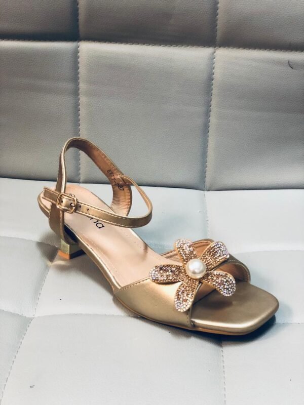 Sandalia de tacón con diseño elegante con pedrería floral y perla.
