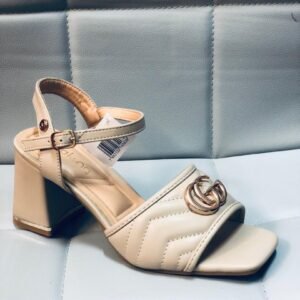 Sandalia de tacón en bloque.