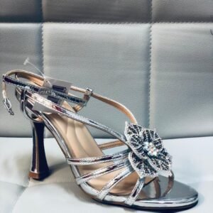 Sandalia de tacón plateada es un elegante calzado de mujer perfecto para ocasiones especiales.