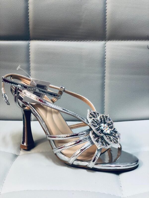 Sandalia de tacón plateada es un elegante calzado de mujer perfecto para ocasiones especiales.