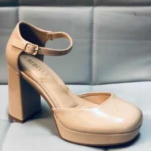 zapatos de tacón alto, diseñados con una plataforma y un tacón grueso para brindar mayor estabilidad.