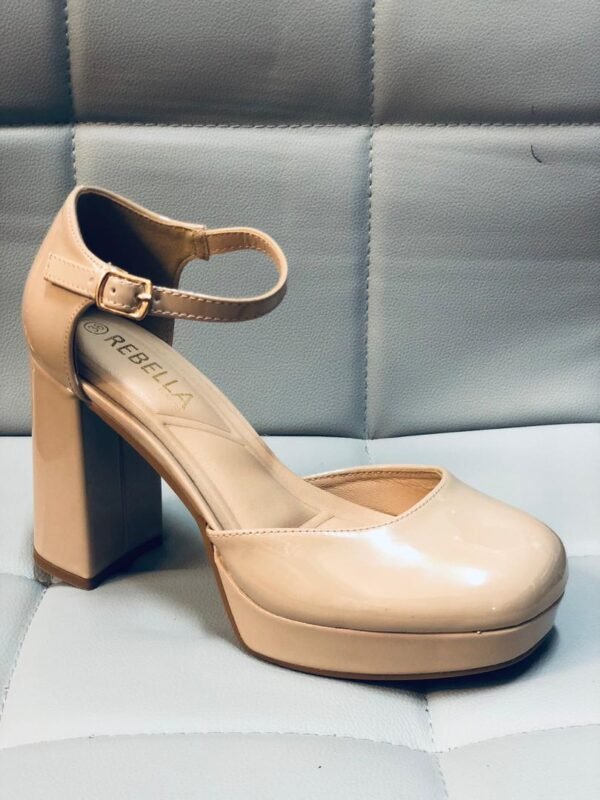 zapatos de tacón alto, diseñados con una plataforma y un tacón grueso para brindar mayor estabilidad.