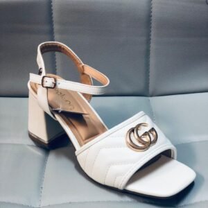 Sandalias blancas de tacón bajo con diseño acolchado y hebilla en el tobillo