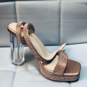 Sandalia de tacón alto de plataforma con pedrería y tacón acrílico transparente