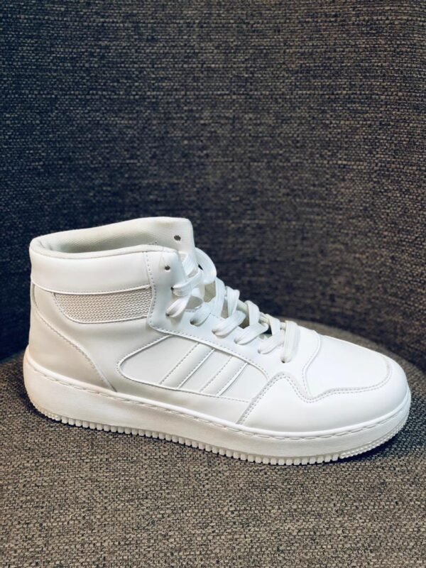 Tenis de caña alta estilo botín, modelos urbanos y suela de goma