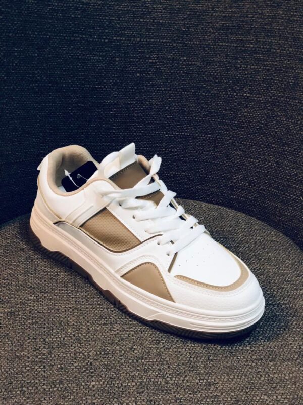 Zapatillas deportivas de estilo casual con un diseño de bloques