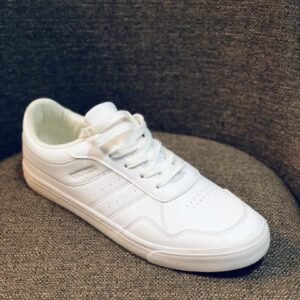 Tenis blancos de estilo casual o deportivo. Diseño monocromático, suela plana y cordones al tono, ideales para un uso diario y cómodo.