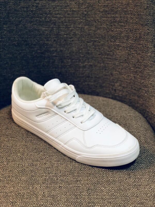 Zapatillas deportivas blancas de estilo casual para mujer.