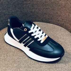 Zapatillas tipo plataforma de color negro con detalles blancos y dorados, ideales para un estilo casual y cómodo.