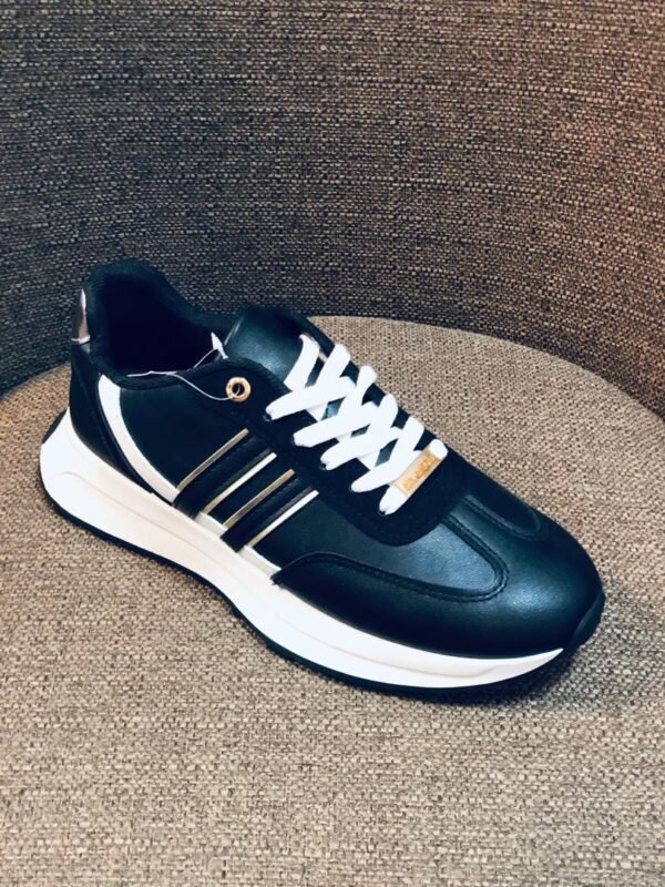 Zapatillas deportivas tipo casual de color negro con detalles dorados