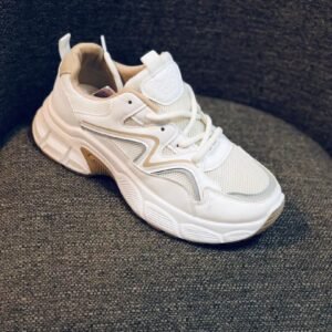Zapatillas deportivas estilo urbano con suela gruesa y diseño de cordones