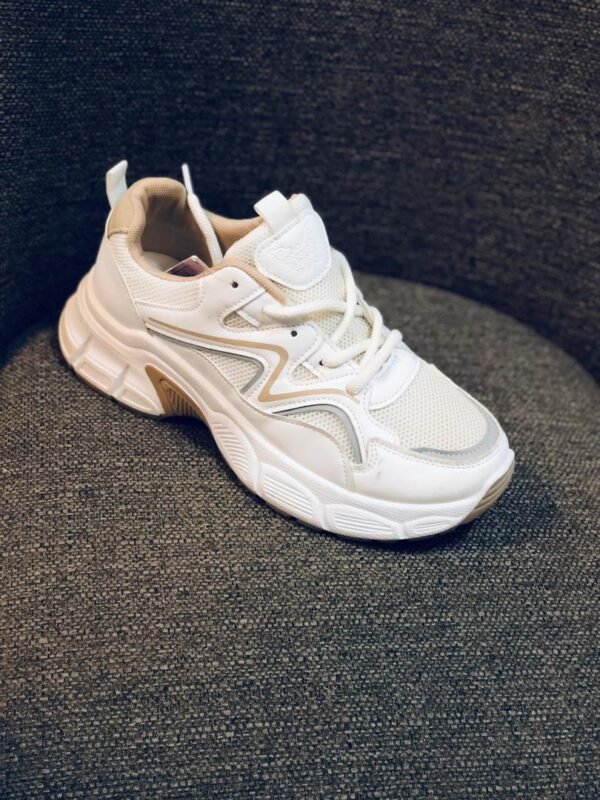 Zapatillas deportivas estilo urbano con suela gruesa y diseño de cordones
