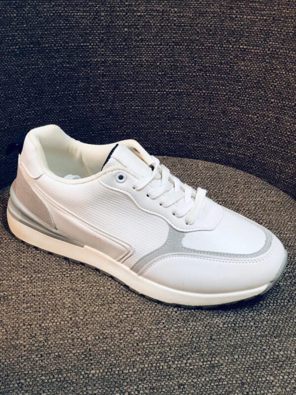 Zapatillas deportivas blancas de estilo casual con detalles grises