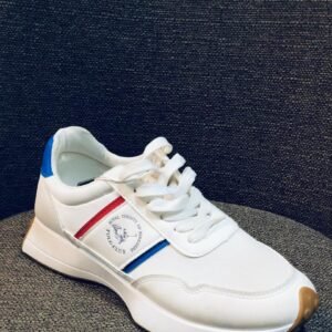 Zapatos deportivos blancos con diseño moderno con detalles en azul y rojo, ideales para un estilo casual o urbano.