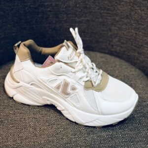 Zapatos deportivos de hombre en color blanco-beige.