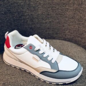 Zapatillas deportivas blancas con detalles en gris y rojo.