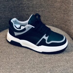 Tenis casuales de color negro y blanco con un diseño moderno.