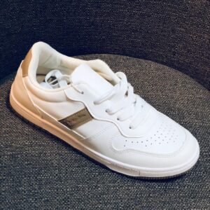 Zapatillas deportivas blancas de estilo casual, ideales para uso diario y elegancia.