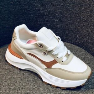 Tenis con diseño moderno y plataforma cómoda.