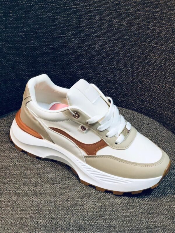 Tenis con diseño moderno y plataforma cómoda.