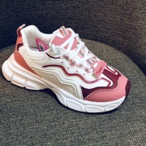 Zapatillas deportivas de mujer con diseño de plataforma gruesa en colores blanco, rosa y burdeos.