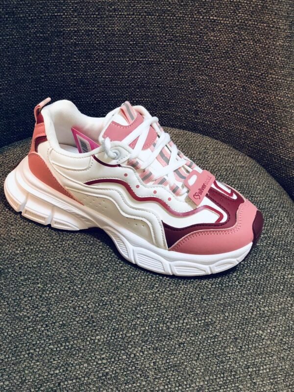 Zapatillas deportivas de mujer con diseño de plataforma gruesa en colores blanco, rosa y burdeos.