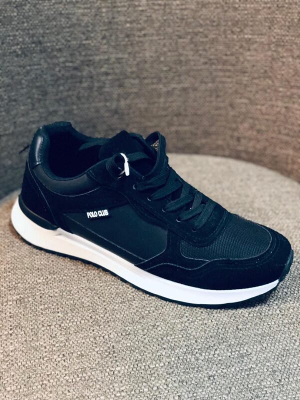 Tenis deportivos con suela blanca