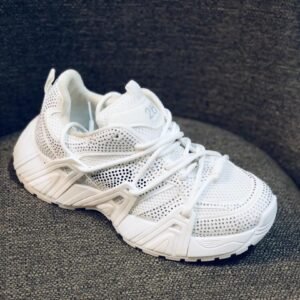 Zapatillas deportivas blancas de estilo casual con suela gruesa y diseño de malla transpirable.