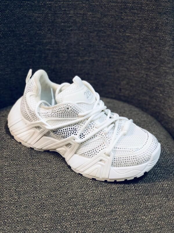 Zapatillas deportivas blancas de estilo casual con suela gruesa y diseño de malla transpirable.