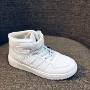 Tenis blancos de caña alta con cierre de velcro