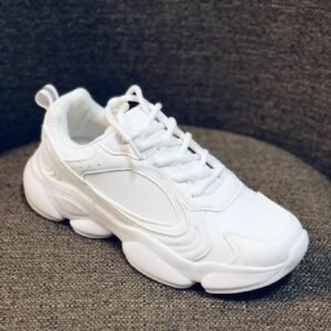 Zapatos blancos de estilo deportivo