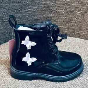 Bota charol negro con diseño de mariposas