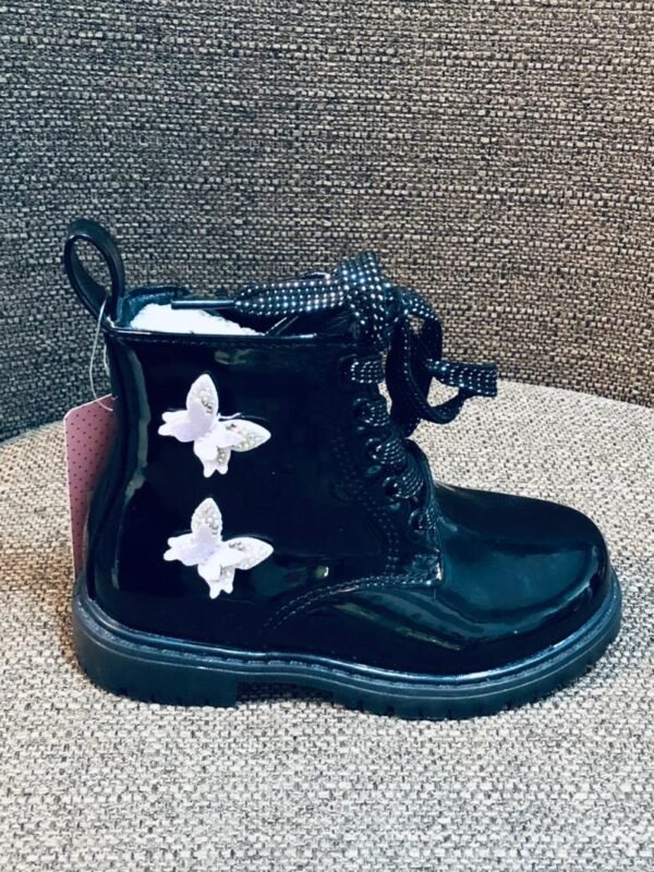 Bota charol negro con diseño de mariposas