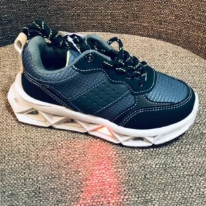 Zapatillas deportivas infantiles, caracterizadas por un diseño moderno con suelas lumínicas gruesas y estructuradas