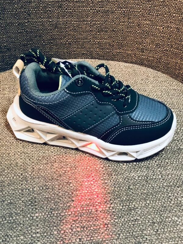 Zapatillas deportivas infantiles, caracterizadas por un diseño moderno con suelas lumínicas gruesas y estructuradas