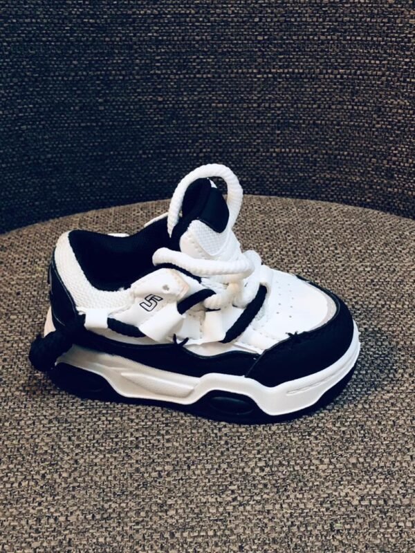zapatillas deportivas para bebé de color blanco y negro