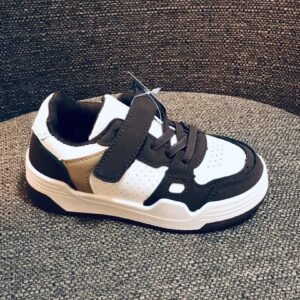 Zapatillas deportivas blancas de estilo casual o urbano con suela gruesa.
